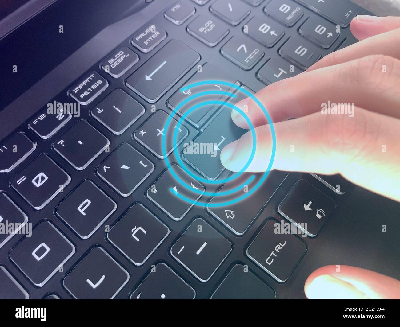 Gros plan d'une main en appuyant sur le bouton ENTER d'un clavier avec hud bleue en évidence Banque D'Images