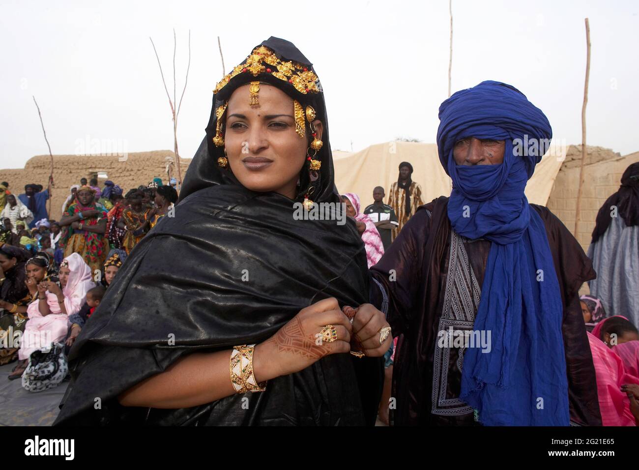 Afrique /MALI /Tintelaute/Tuareg rituel de mariage avec une jeune mariée habillée près de Tombouctou , Mali , Afrique de l'Ouest. Banque D'Images