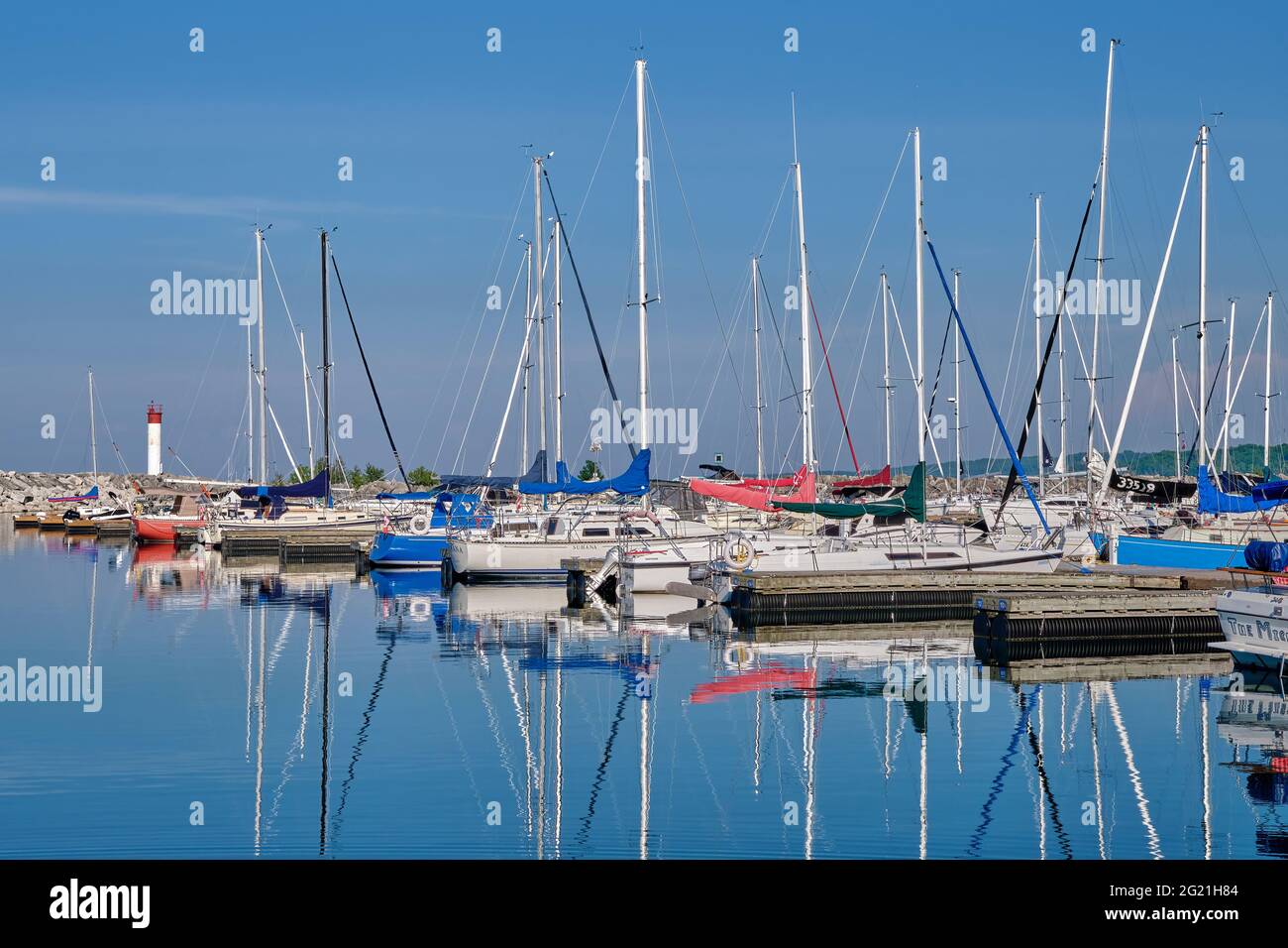 Bateaux de plaisance amarrés dans le port de Meaford Ontario Canada à la fin d'une soirée printanière. Banque D'Images