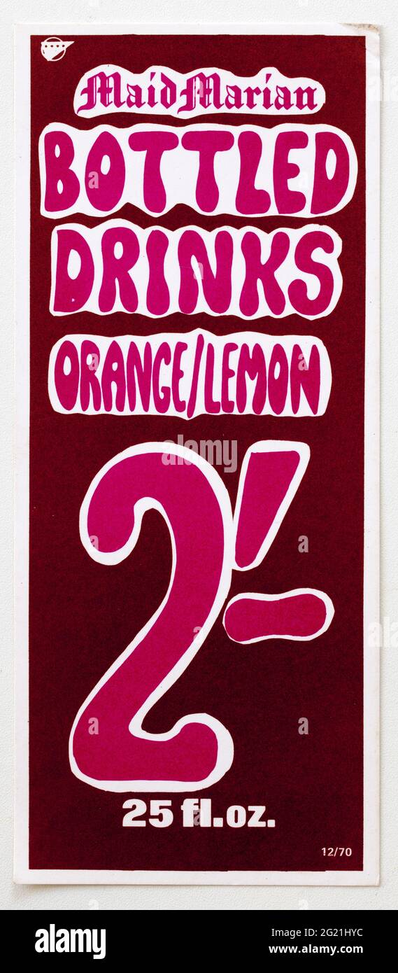 1970 Shop Publicité Prix Afficher étiquette - Maid Marian boissons en bouteille Banque D'Images