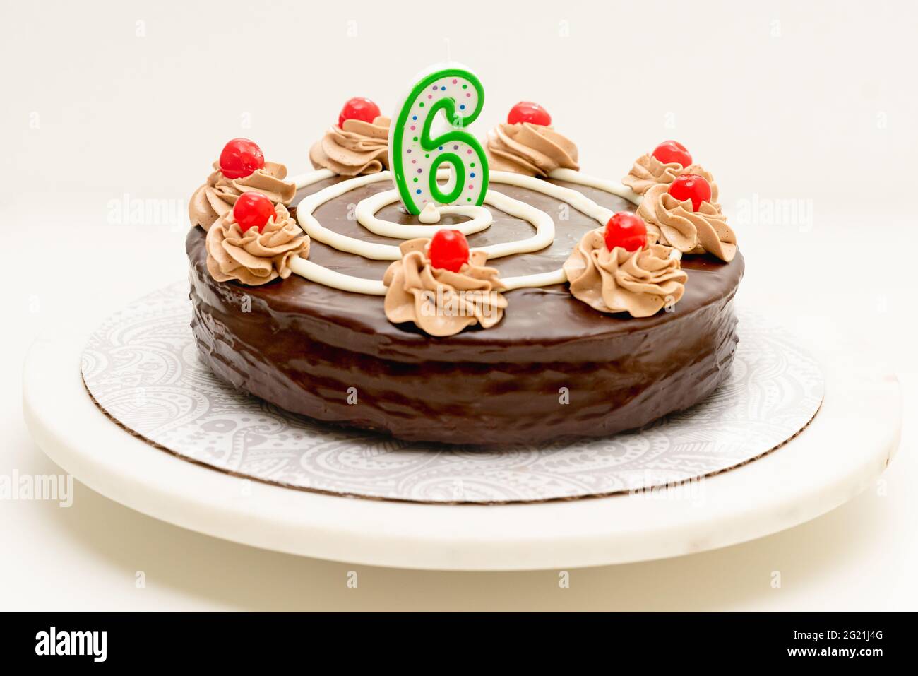 Gâteau D'anniversaire Avec 6 Bougies Pour Enfant. Enfant Célèbre Six Ans  Avec Un Gâteau À La Vanille Au Chocolat Simple Banque D'Images et Photos  Libres De Droits. Image 85941393