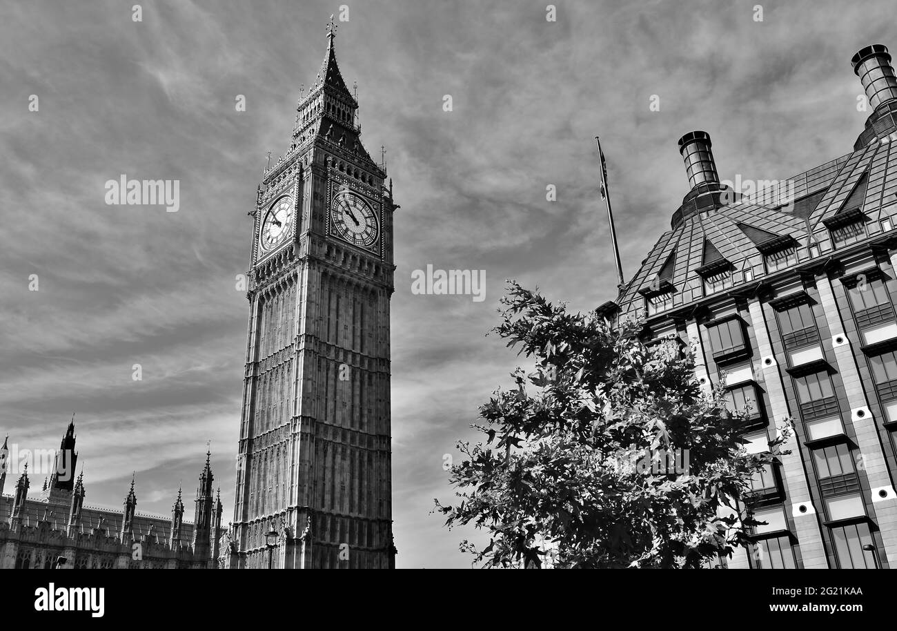 LONDRES, ROYAUME-UNI - 22 août 2015 : photo de la tour de l'horloge de Big Ben dans la région de Westminster, Londres, Royaume-Uni. Un bel été ensoleillé Banque D'Images