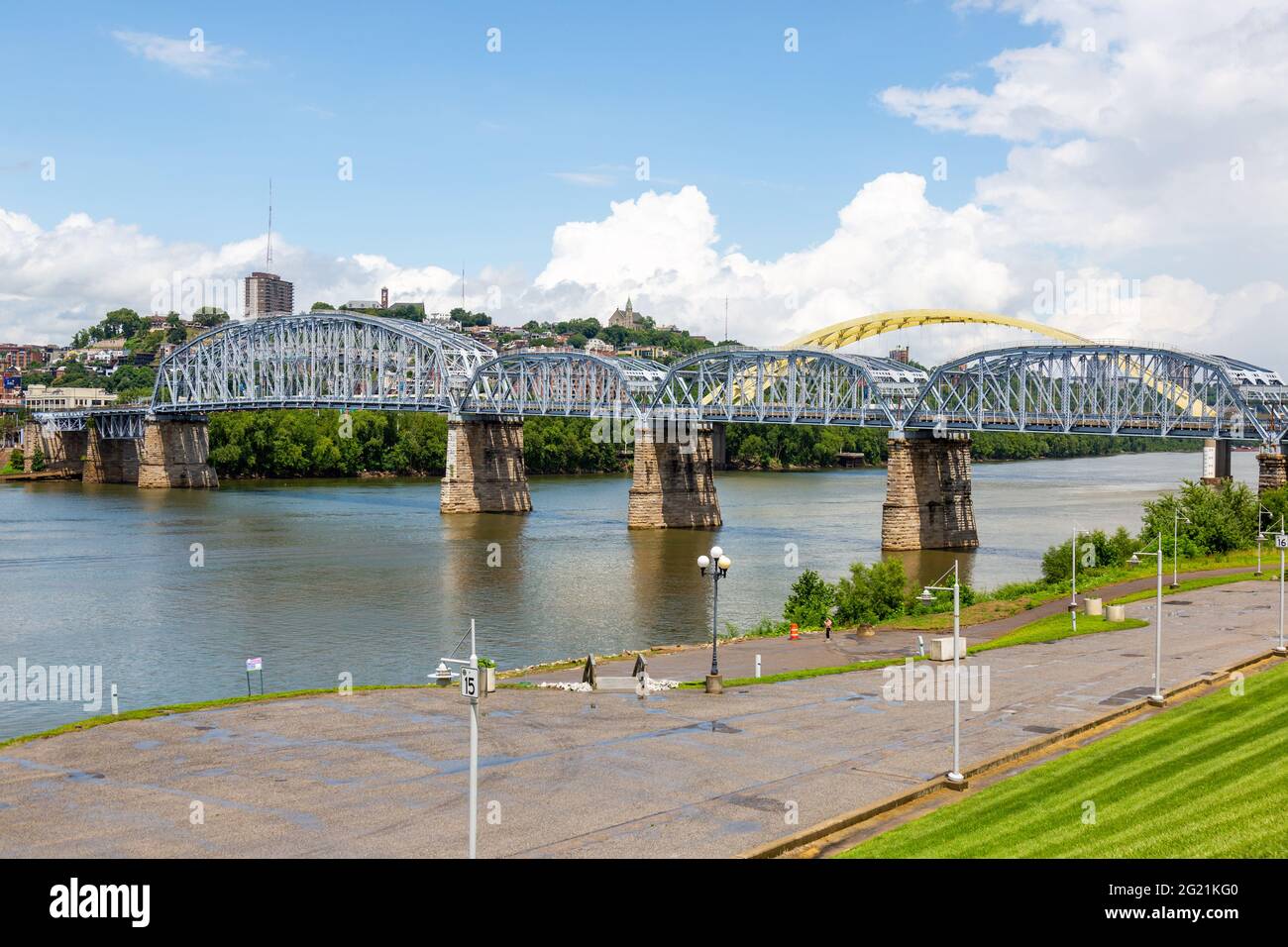 Le Purple People Bridge et le Daniel carter Beard Bridge s'étendent sur l'Ohio River de Newport, Kentucky à Cincinnati, Ohio, USA. Banque D'Images