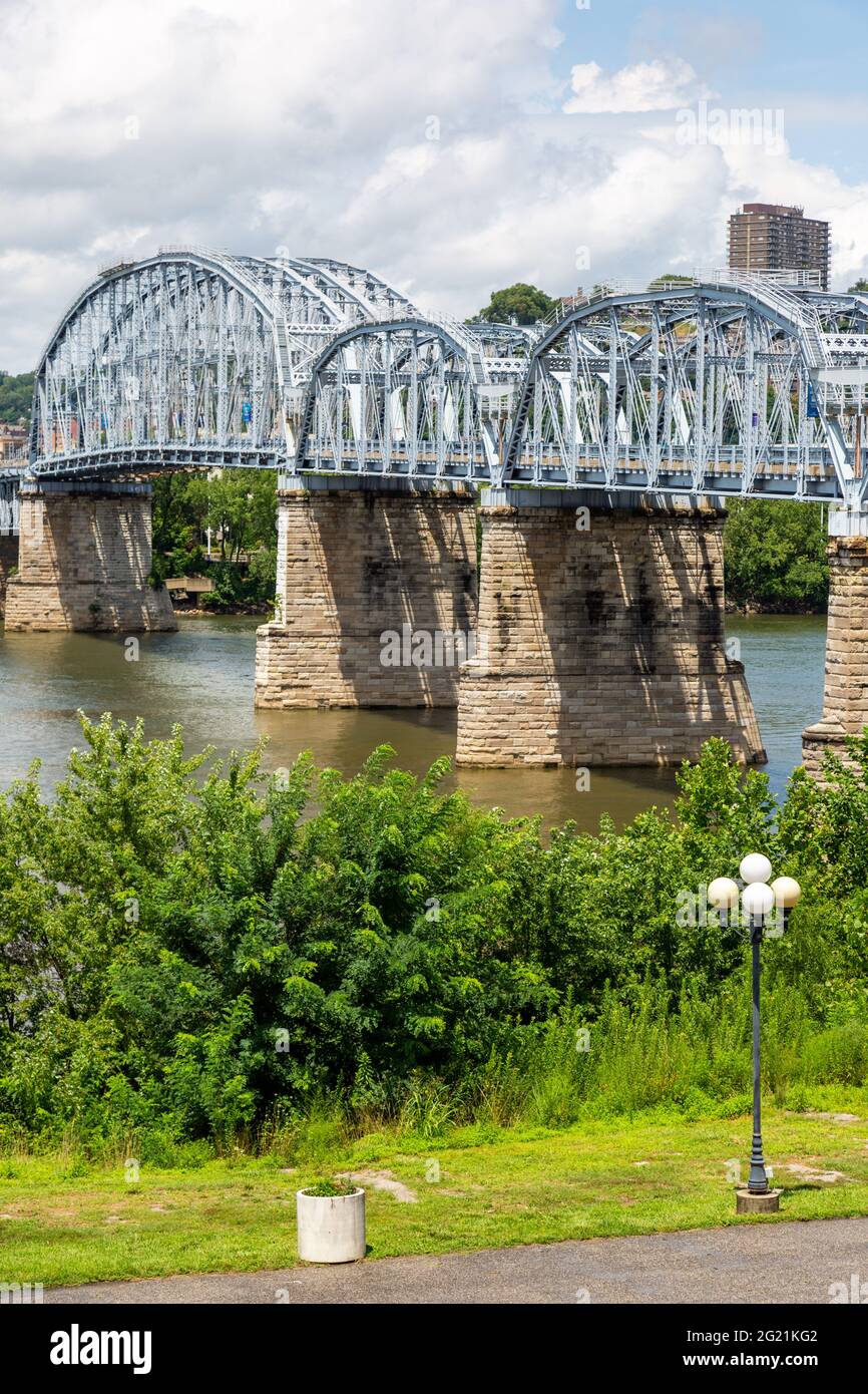 Le Newport Southbank Bridge, connu sous le nom de Purple People Bridge, traverse l'Ohio River de Newport, Kentucky à Cincinnati, Ohio, USA. Banque D'Images