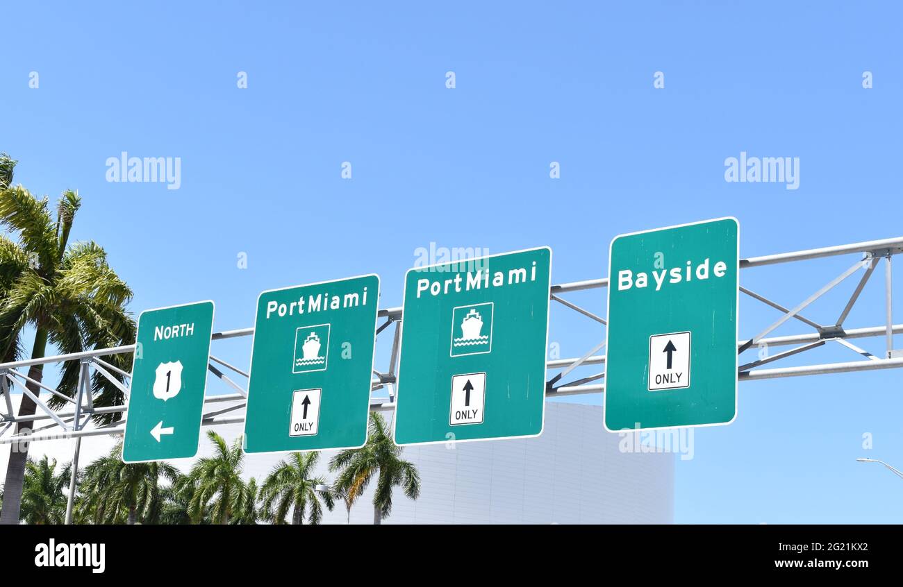 Port Miami et panneau Bayside Highway avec fond bleu ciel Banque D'Images