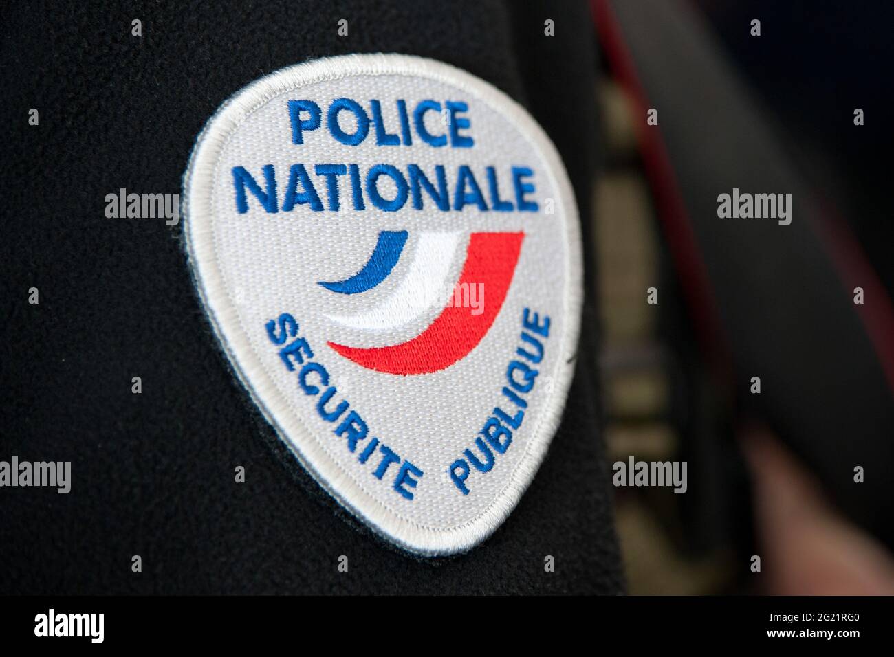 Marseille, France. 19 janvier 2021. Un blason avec le logo de la police nationale vu cousu sur la manche d'un officier de police en opération.depuis le début de 2021, la préfecture de police a renforcé les actions de contrôle dans les transports, les gares et les arrêts le long des lignes de tramway. Les agents de police effectuent des missions de contrôle de manière régulièrement coordonnée. Crédit : Laurent Coust/SOPA Images/ZUMA Wire/Alay Live News Banque D'Images