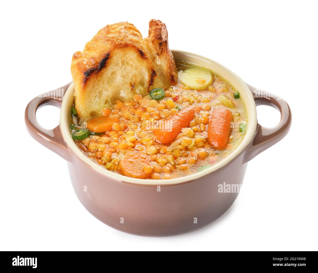 Pot de soupe savoureuse de lentilles sur fond blanc Banque D'Images