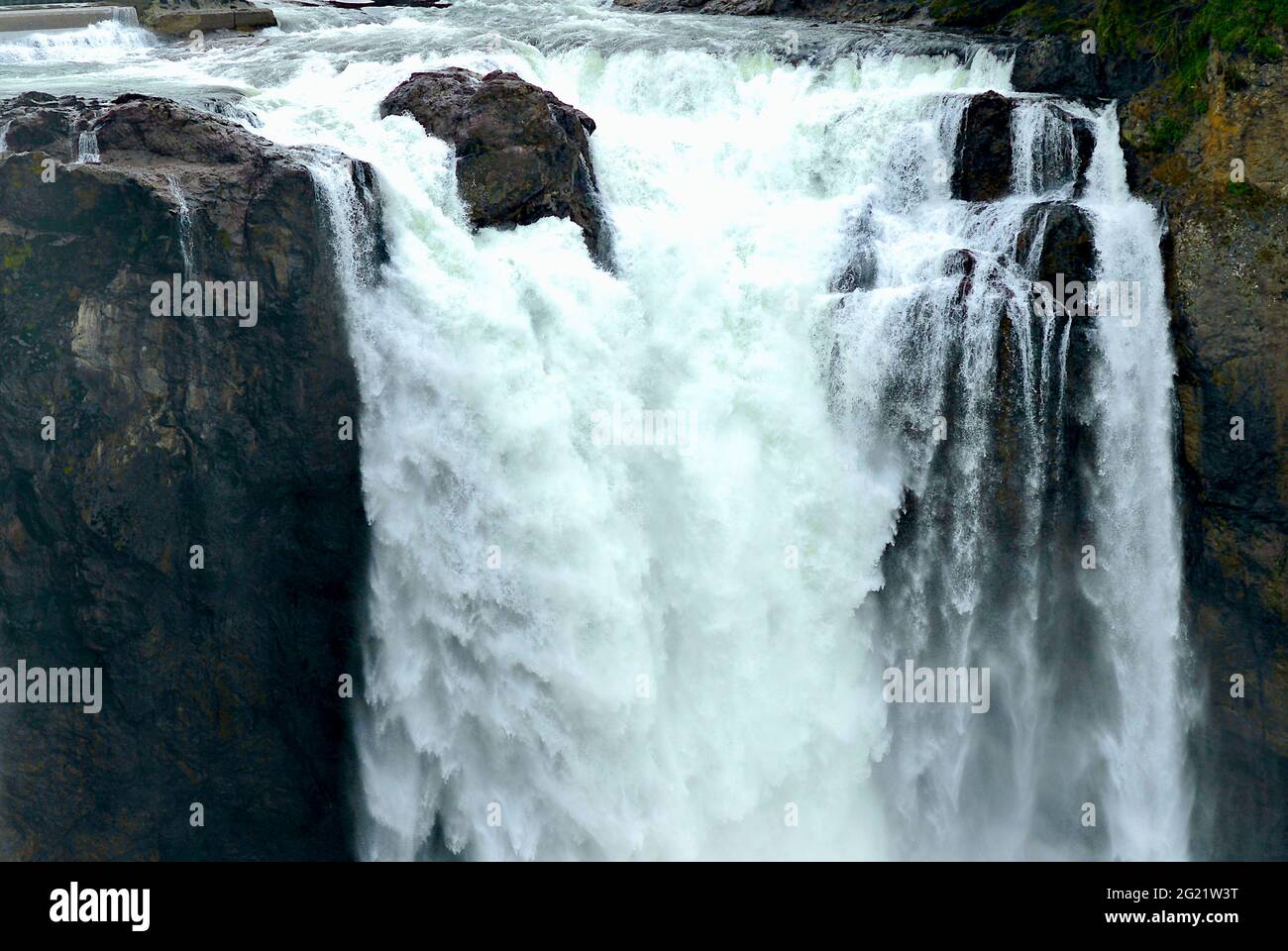 L'eau s'écrase sur les chutes de Snoqualmie à Snoqualmie, Washington, États-Unis, par une froide journée d'hiver. Banque D'Images