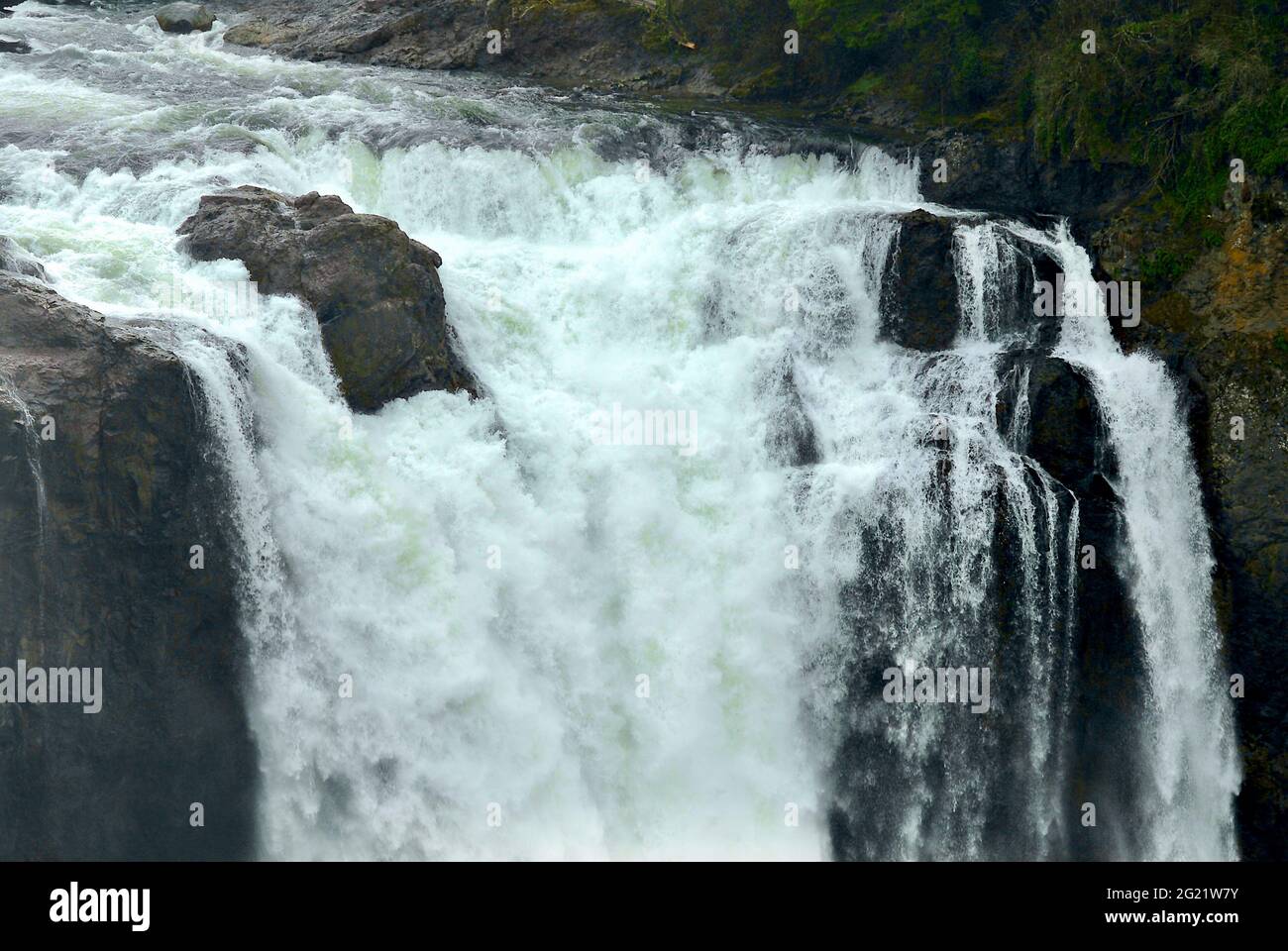 L'eau s'écrase sur les chutes de Snoqualmie à Snoqualmie, Washington, États-Unis, par une froide journée d'hiver. Banque D'Images