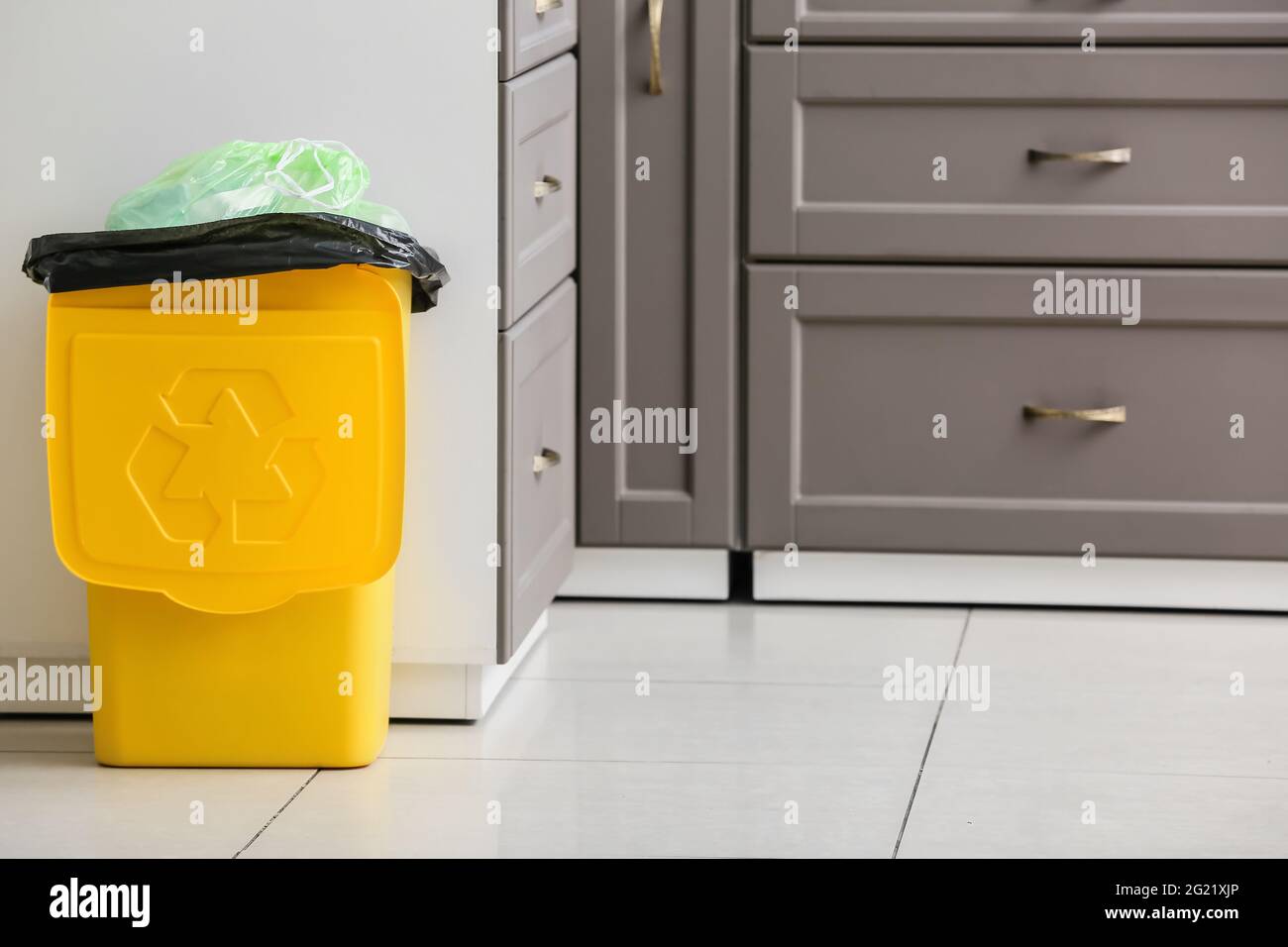 Poubelle avec logo de recyclage à la maison Banque D'Images