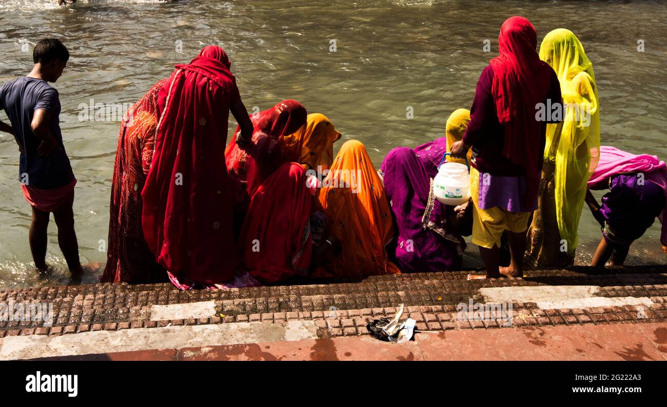 Pèlerinage hindou baignade ritualiste au Gange à Haridwar, ville sainte de l'hindouisme, Uttarakhand, Inde. Banque D'Images