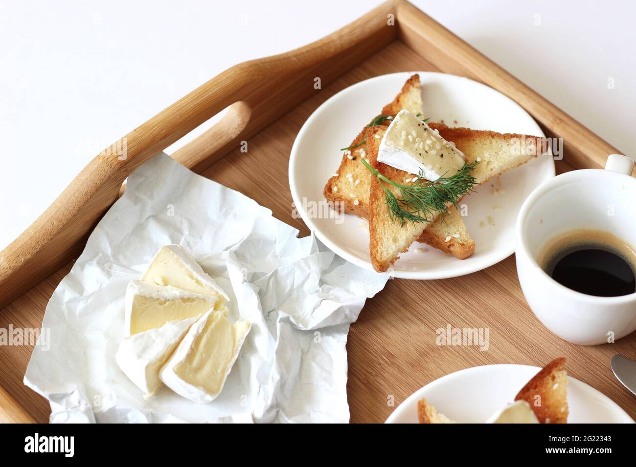 Petit déjeuner, dîner. Fromage Camembert avec toasts frits et café en tasse. Petit déjeuner traditionnel. Banque D'Images