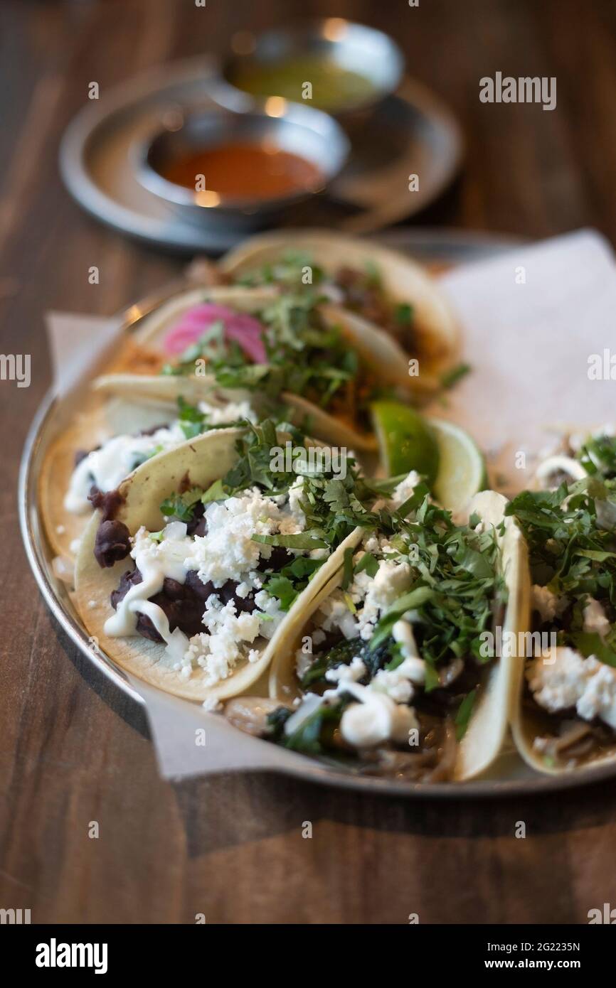 Taco avec queso fresco, coriandre, haricots refried et crème au restaurant mexicain Native tongues à Calgary, Alberta, Canada Banque D'Images