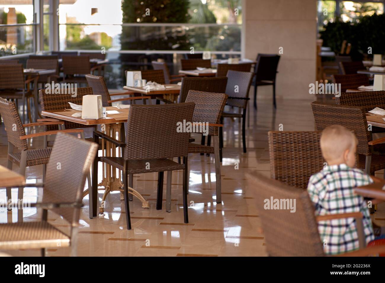Kemer, Turquie - Mai, 21:Toddler dans un restaurant prenant son petit déjeuner. Banque D'Images