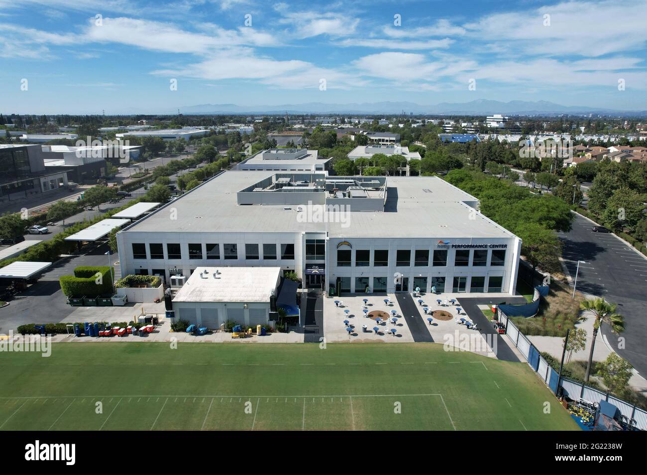 Une vue aérienne du Hoag Performance Center, dimanche 5 juin 2021, à Costa Mesa, En Californie, le site est le centre de formation des Chargers de Los Angeles et Banque D'Images