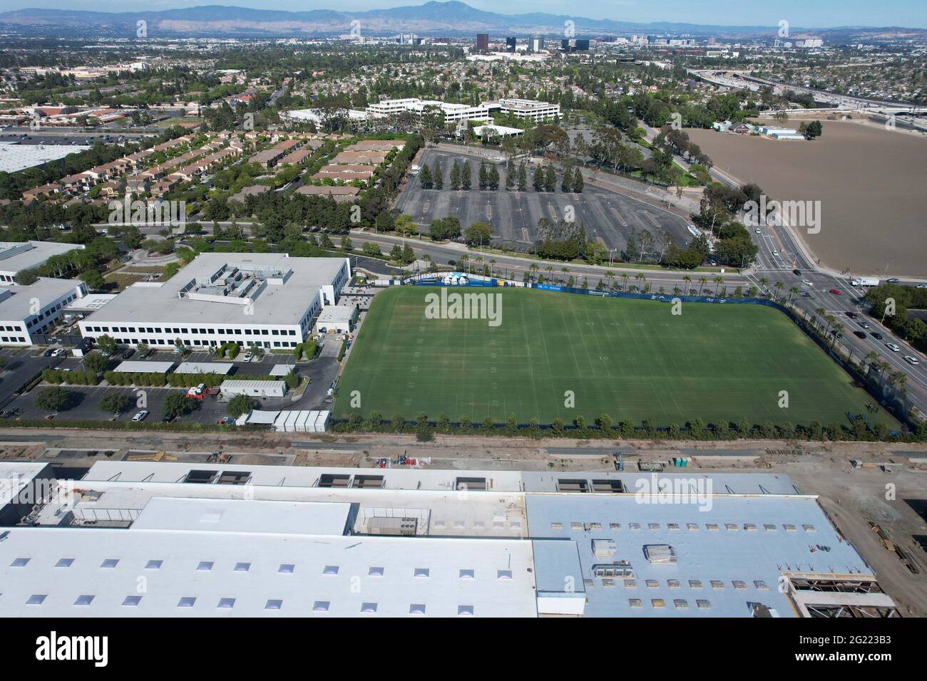 Une vue aérienne du Hoag Performance Center, dimanche 5 juin 2021, à Costa Mesa, En Californie, le site est le centre de formation des Chargers de Los Angeles et Banque D'Images