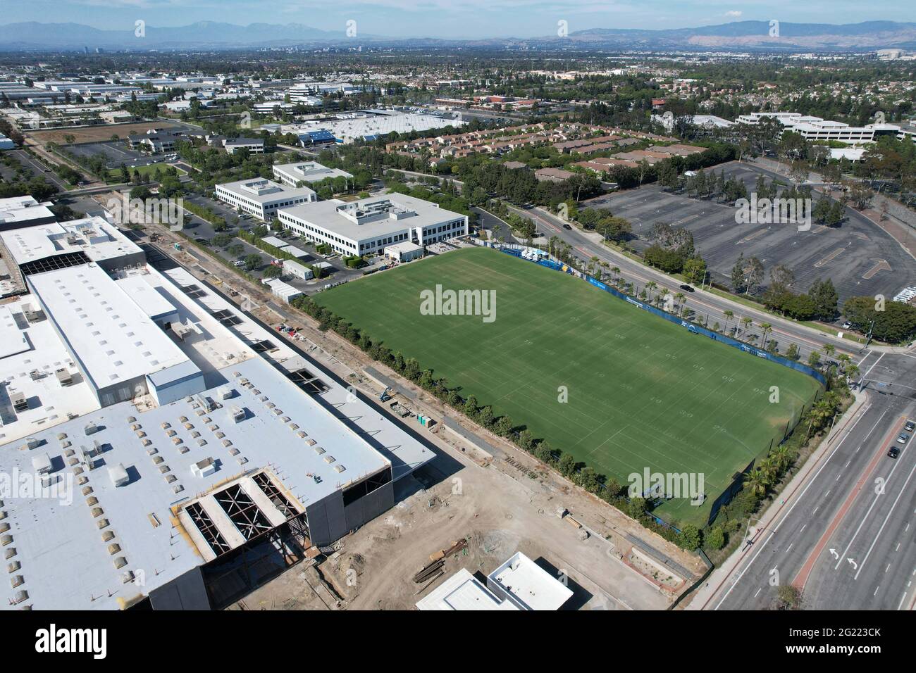 Une vue aérienne du Hoag Performance Center, dimanche 5 juin 2021, à Costa Mesa, En Californie, le site est le centre de formation des Chargers de Los Angeles et Banque D'Images