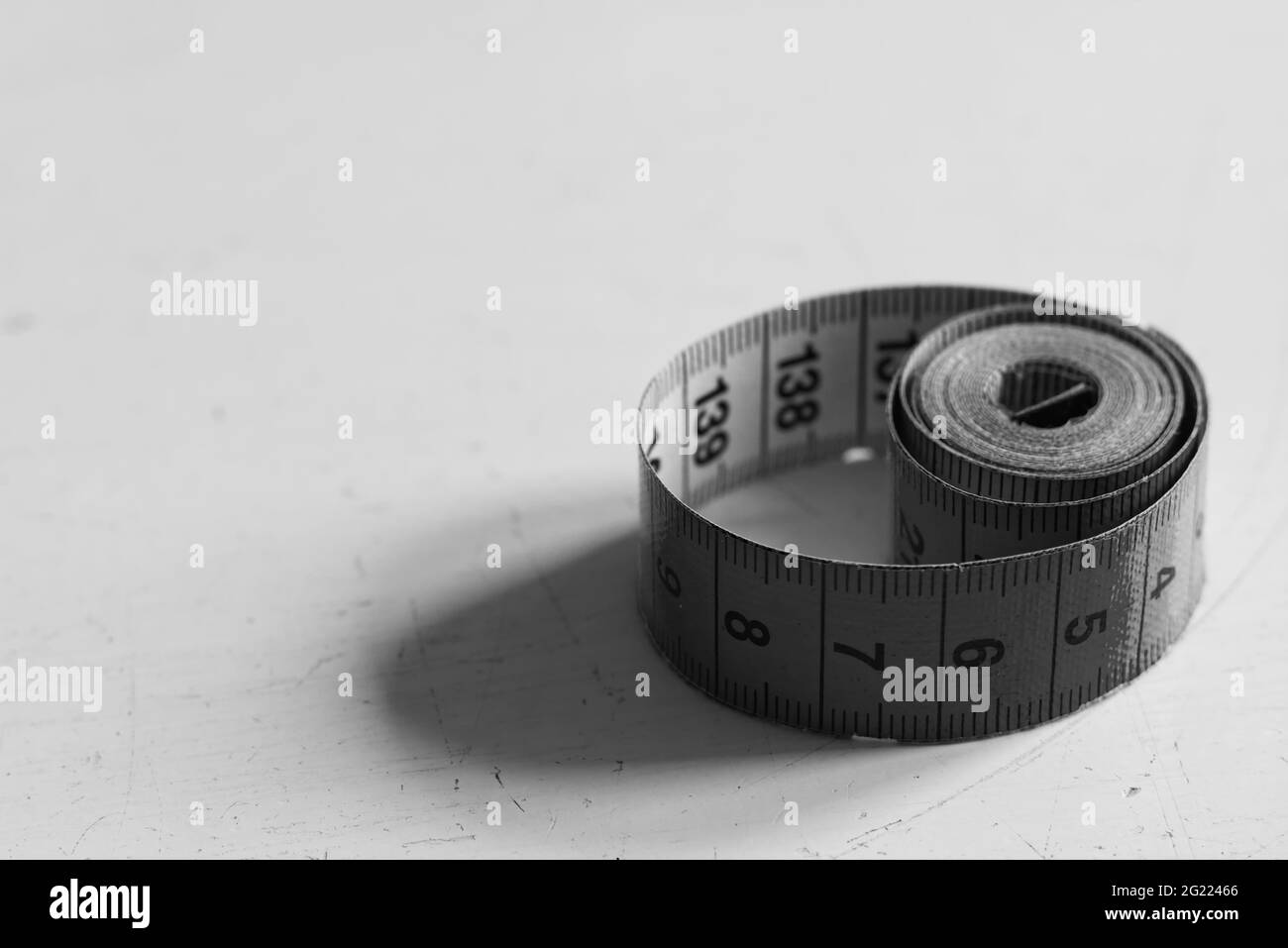 mètre à ruban, gros plan noir et blanc Banque D'Images