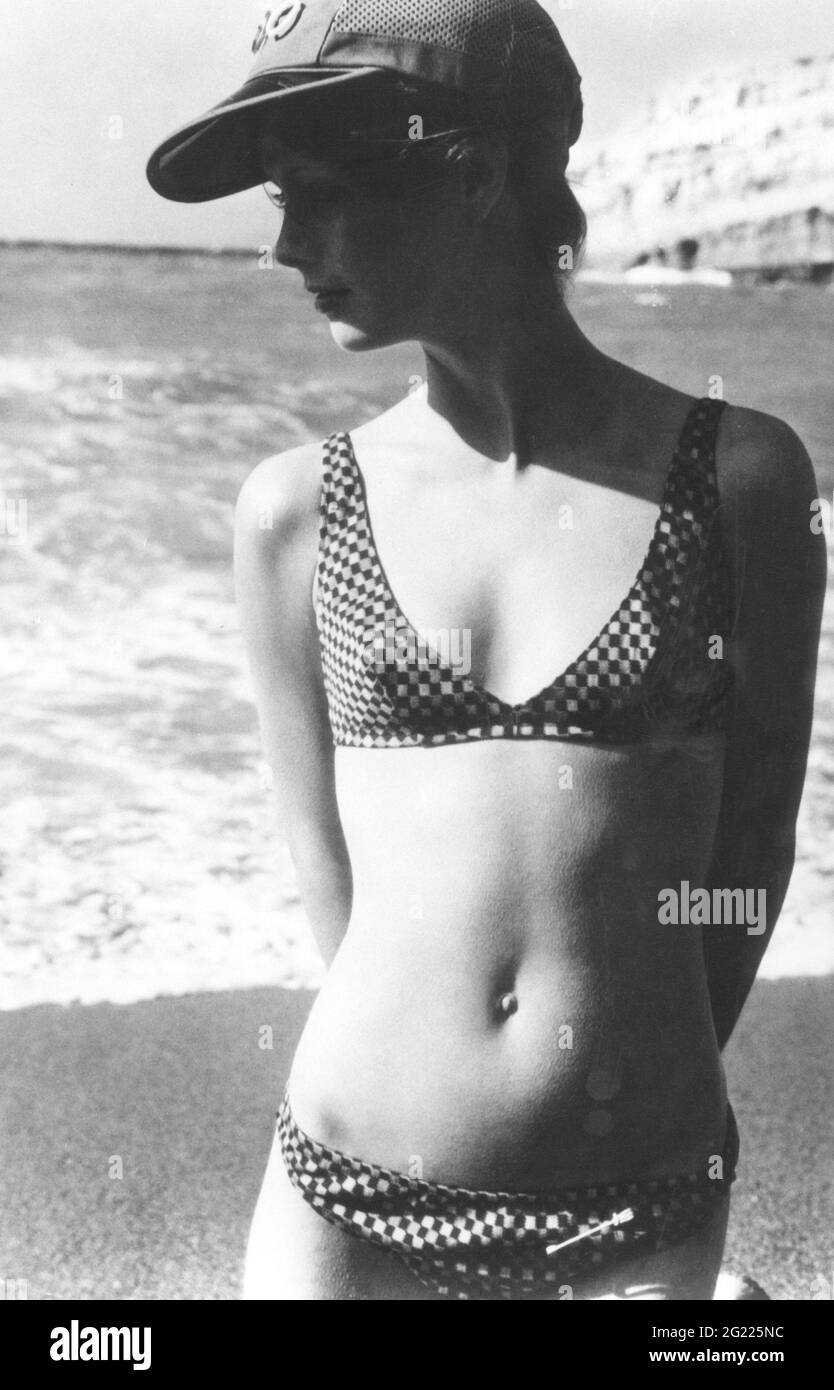 mode, femme, mi-longueur, portant bikini, années 1970, 70 ans, à damiers, cap, bord de mer, deux-pice, MAILLOT DE BAIN, INFOS-DROITS-DÉSTOCKAGE-SUPPLÉMENTAIRES-NON-DISPONIBLES Banque D'Images
