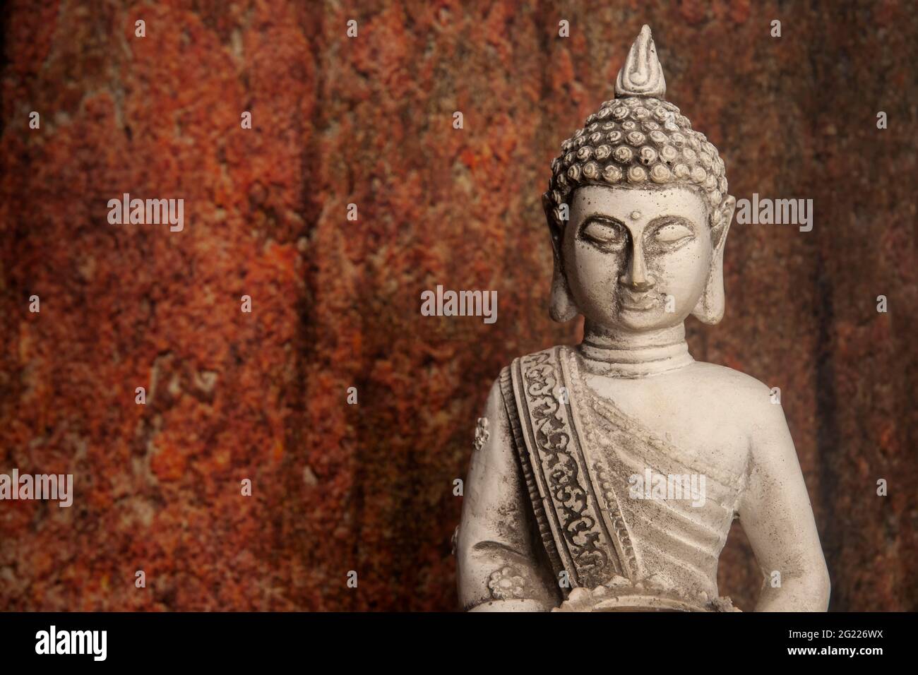 figure d'un jeune Bouddha dans un état de méditation Banque D'Images
