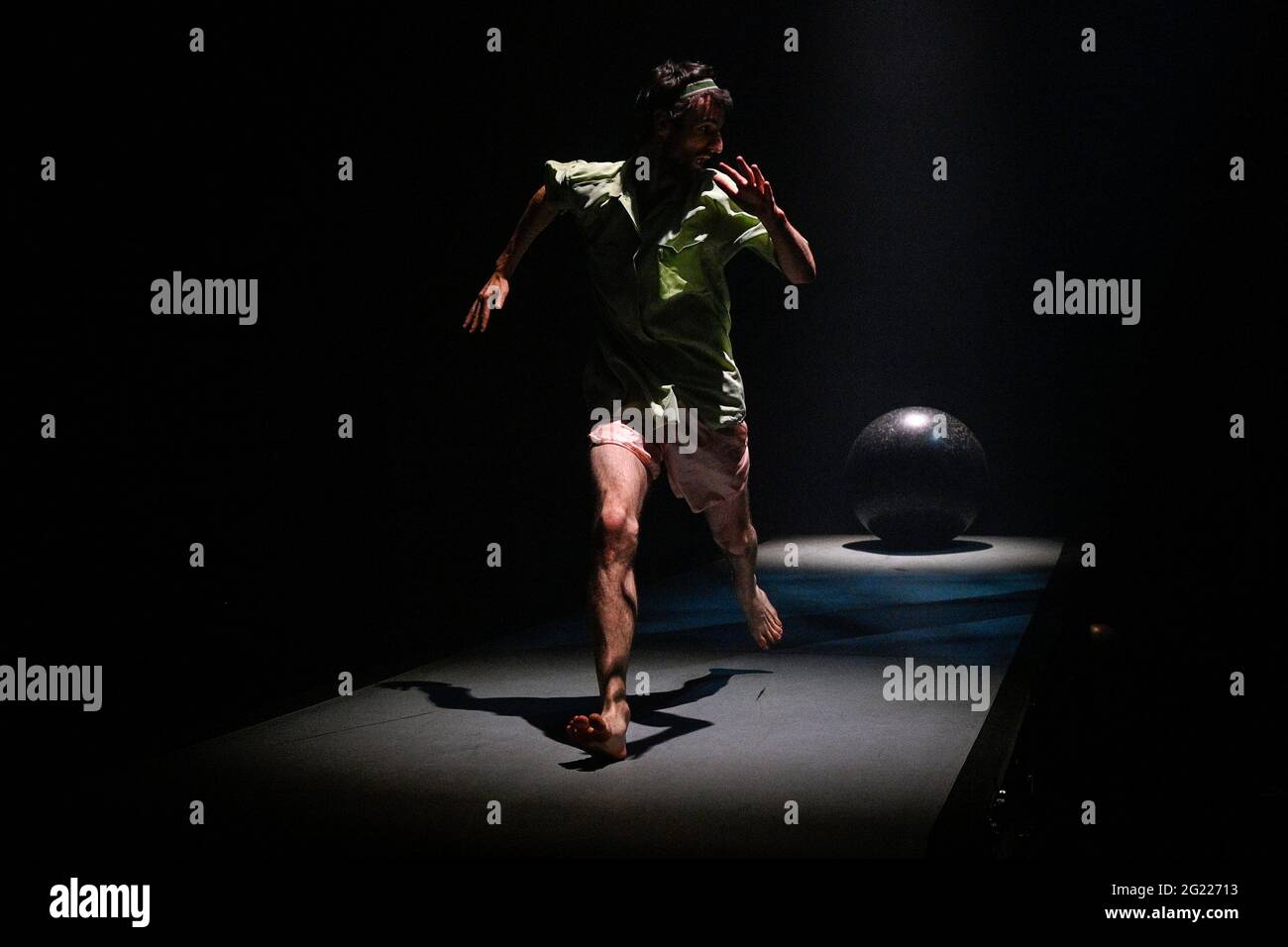 Prague, République tchèque. 07e juin 2021. La répétition de l'ensemble Cirk la Putyka avant la première de la pièce de théâtre des coureurs a eu lieu le 7 juin 2021 dans la tente de cirque Azyl78 à Prague, en République tchèque. Crédit : Michal Kamaryt/CTK photo/Alay Live News Banque D'Images