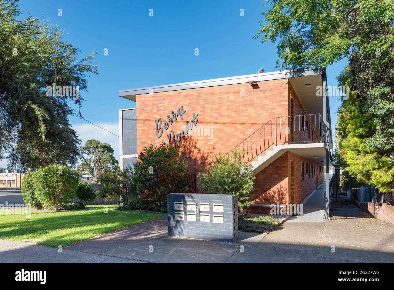 Berry court dans le centre de Nowra, Nouvelle-Galles du Sud est un ensemble de deux niveaux rénové après la guerre moderne 1968 appartements de vacances ou appartements construits Banque D'Images