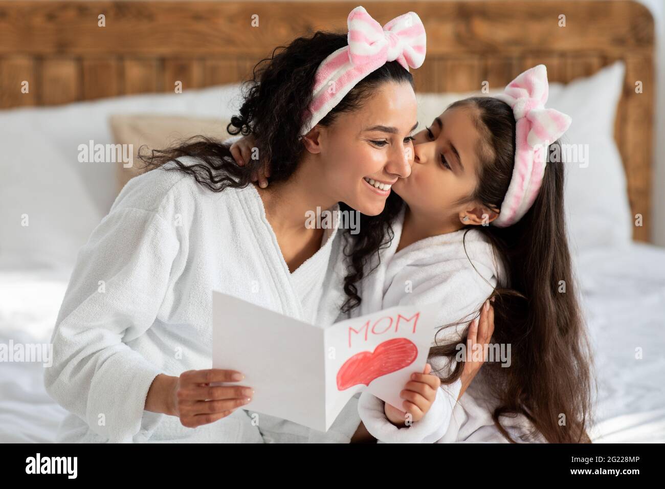 Jolie fille embrassant sa belle maman, célébrant la Journée internationale des mères Banque D'Images
