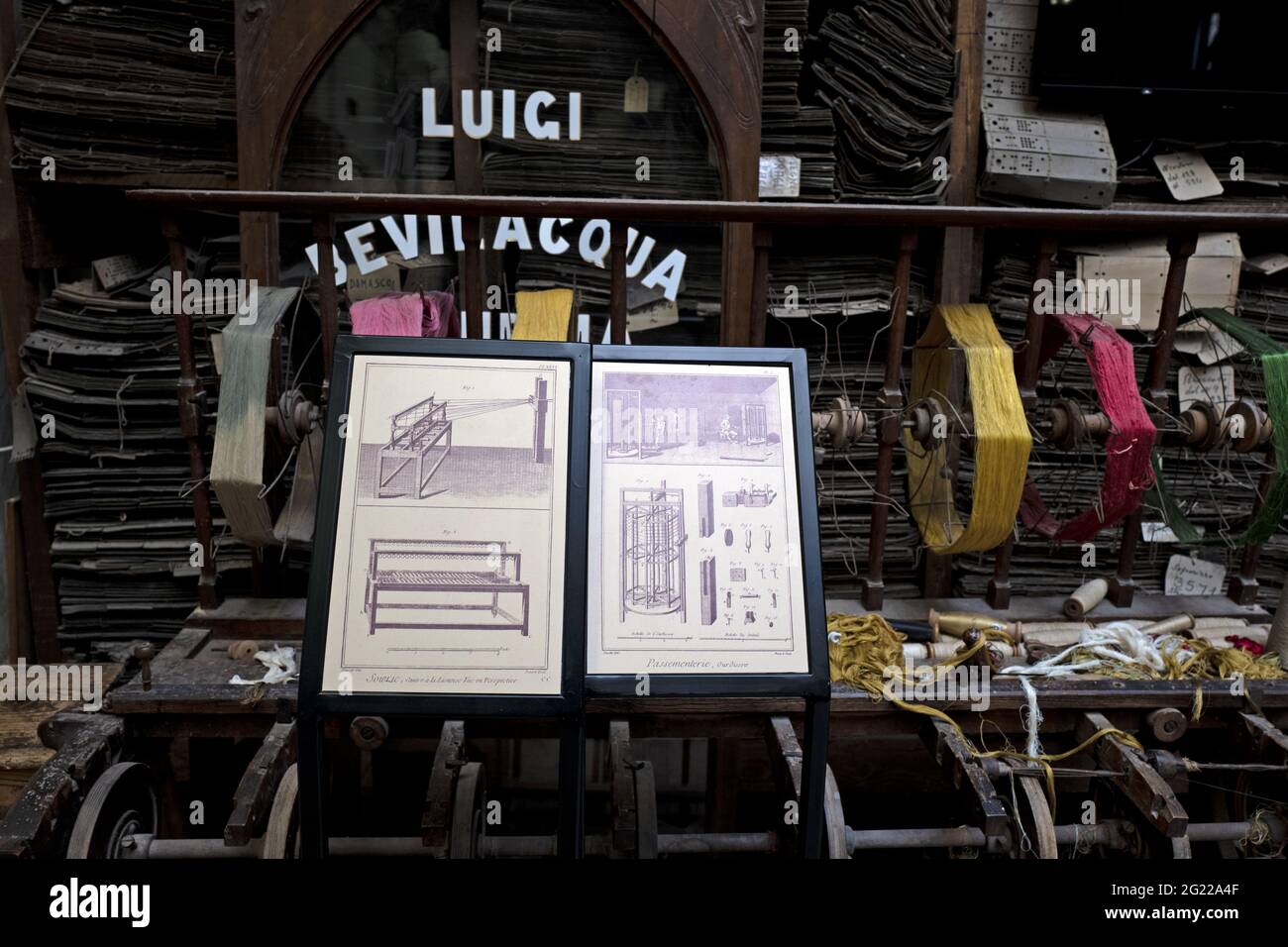 Les métiers traditionnels en bois sont présentés dans un cadre, au tissage de Bevilacqua à Venise depuis 1875. Banque D'Images
