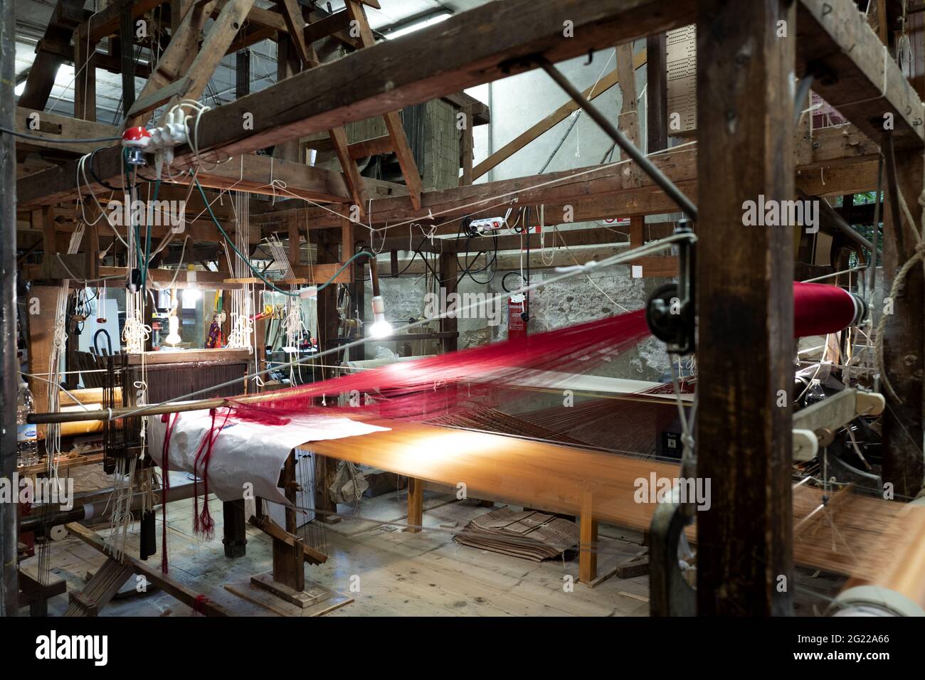 Les tisserands en bois d'époque des tisserands de Bevilacqua produisent du textile de luxe à Venise depuis 1875. Banque D'Images
