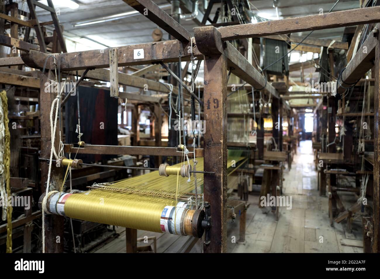 Les tisserands en bois d'époque des tisserands de Bevilacqua produisent du textile de luxe à Venise depuis 1875. Banque D'Images