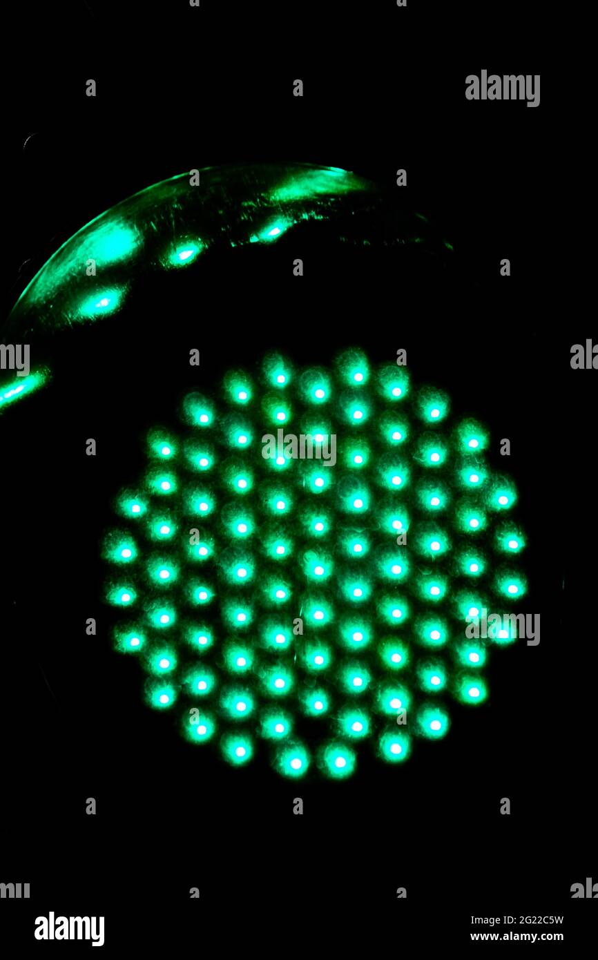 Surface de l'écran LED vert avec ampoules LED SMD défosées. Banque D'Images