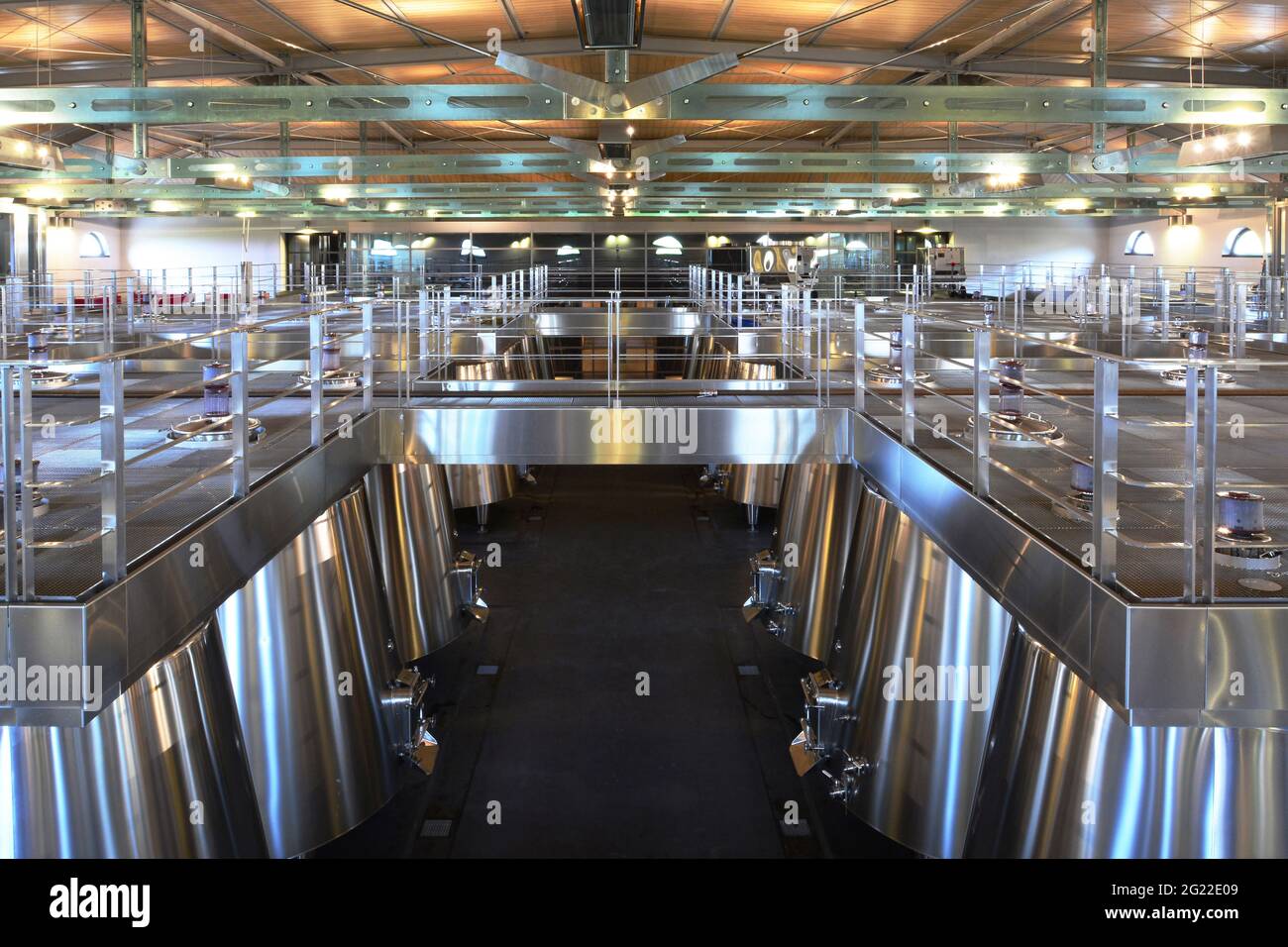 GIRONDE (33). BORDELAIS. MÉDOC. SAINT-ESTÈPHE. COS D'ESTOURNEL. LA NOUVELLE CAVE DE VINIFICATION INOX RÉALISÉE EN 2008 PAR L'ARCHITECTE FRANÇAIS JEAN-MICHEL WILMOTTE EST U Banque D'Images