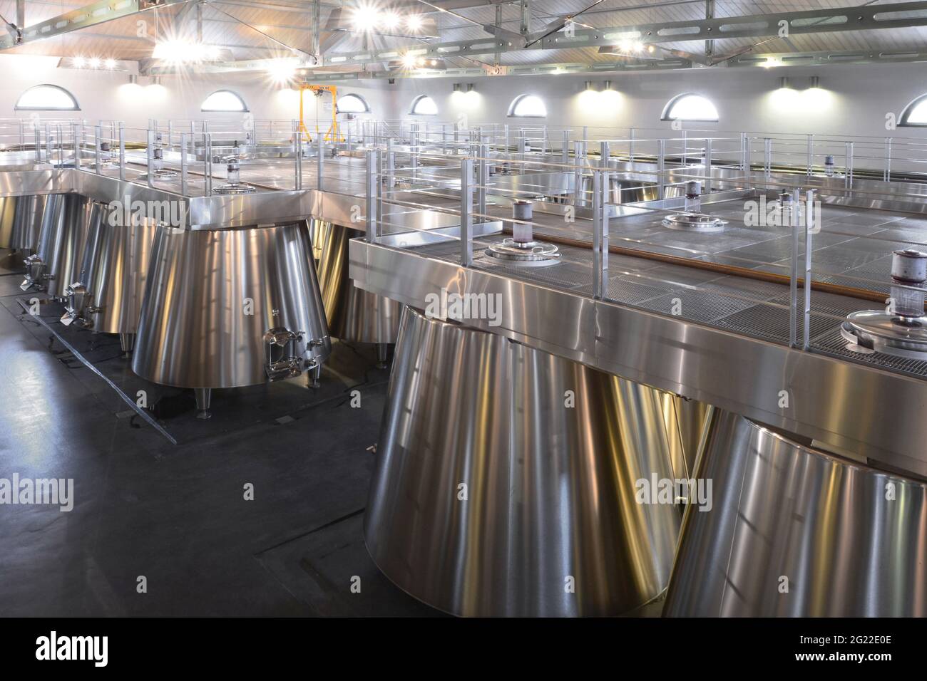 GIRONDE (33). BORDELAIS. MÉDOC. SAINT-ESTÈPHE. COS D'ESTOURNEL. LA NOUVELLE CAVE DE VINIFICATION INOX RÉALISÉE EN 2008 PAR L'ARCHITECTE FRANÇAIS JEAN-MICHEL WILMOTTE EST U Banque D'Images