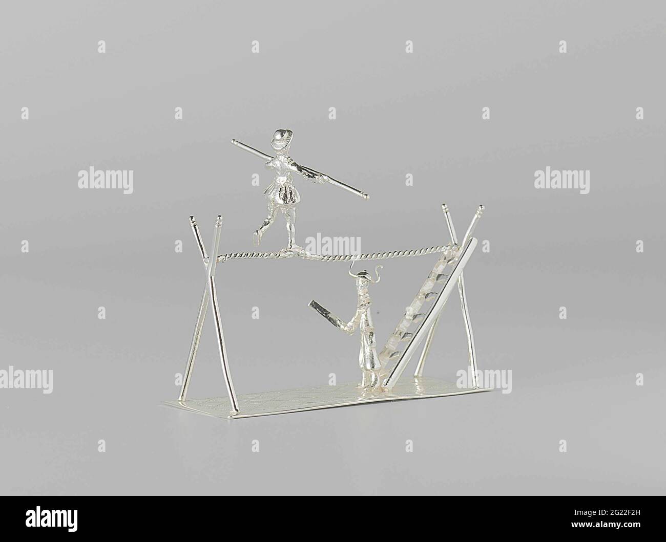 Deux acrobates. Sur un album allongé, deux poteaux crucifiés sont à gauche et à droite. Entre les poteaux une corde est tendue à laquelle un homme équilibre. L'homme a un bâton dans ses mains. Une échelle avec un homme se tient contre les poteaux crucifiés d'un côté. L'homme a une tige dans sa main droite et porte un chapeau d'arlequin. Un motif en losange est gravé dans la plaque. L'image est marquée : Mt. = Michiel Maanbeeck et un v couronné dans une arme. Banque D'Images