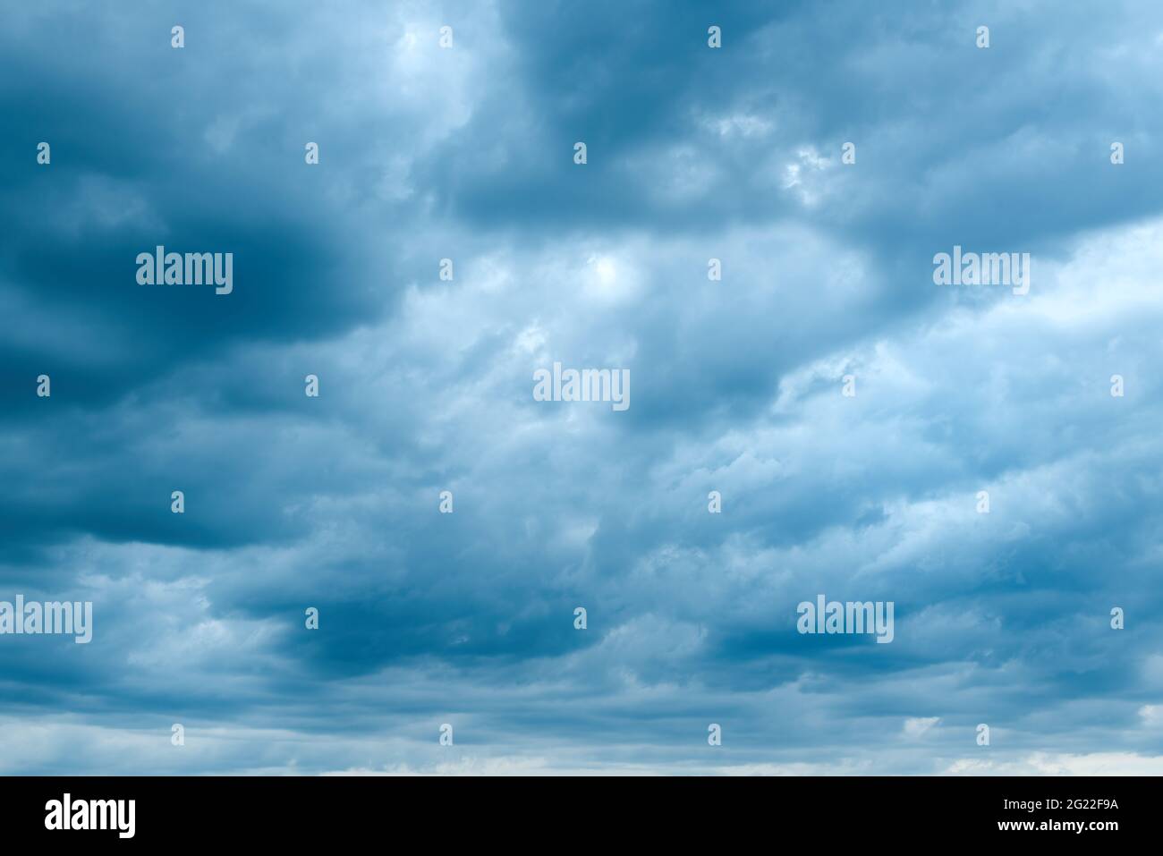 Des cumulus orageux spectaculaires au ciel au crépuscule du printemps, image bleue froide Banque D'Images
