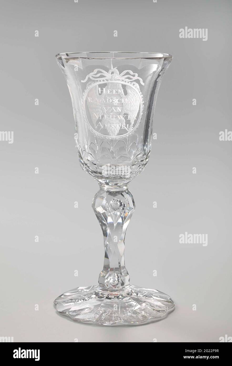 Goblet et cas du conseil d'administration Nieuwer Amstel Dyke-reeves. Ce verre appartenait à l'heemraadschap (panneau de dike-reeves) de Nieuwer Amstel (aujourd'hui Amstelveen), près d'Amsterdam. Le digue-reeve et les membres du conseil inspectent régulièrement les digues de leur district. Ces inspections se sont terminées par un dîner, au cours duquel le goblet a été retiré de son dossier et utilisé pour porter un toast au succès de l'inspection et à l'avenir du conseil.Traduction de l'inscription: Dike-reeve de Nieuwer Amstel. Banque D'Images