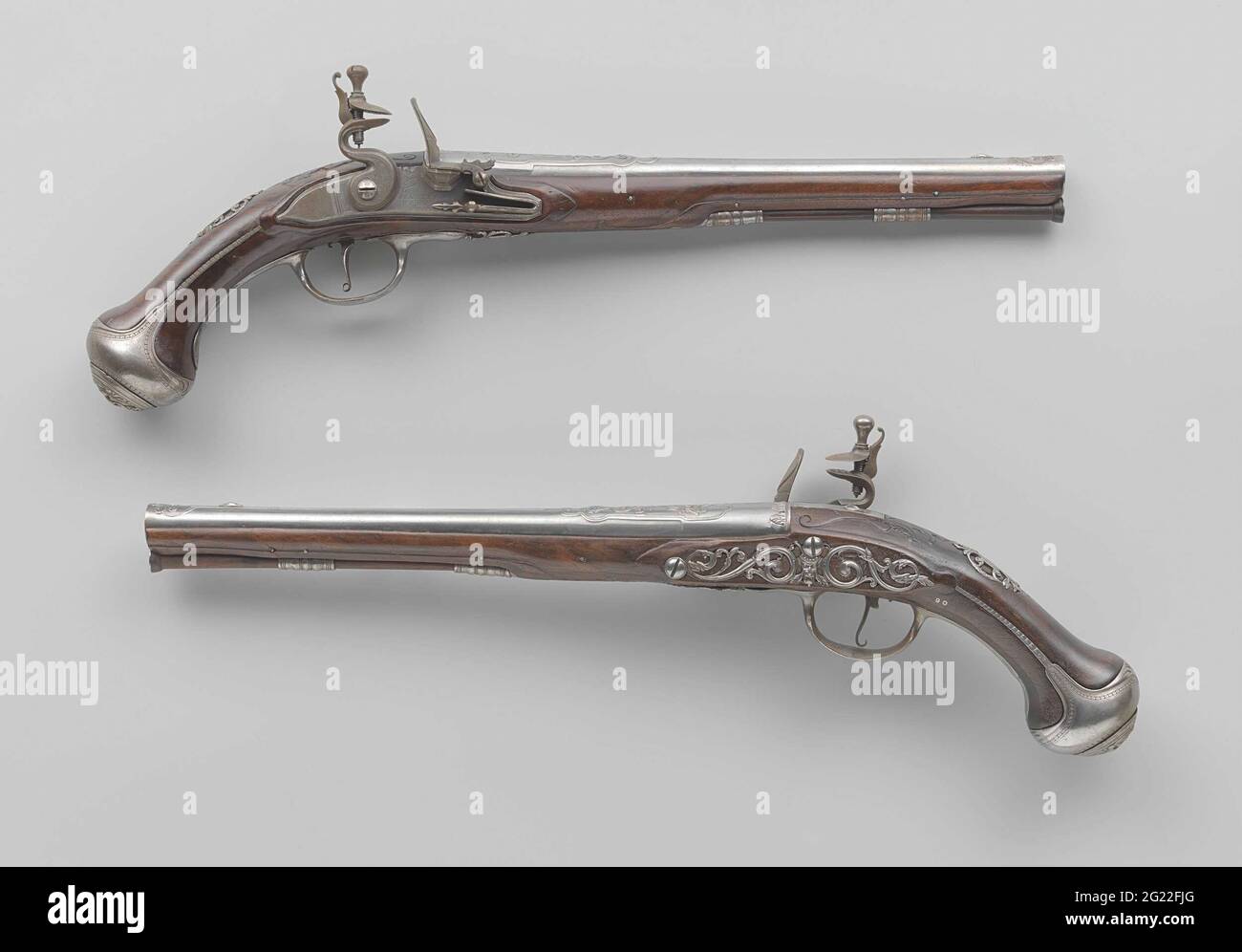 Pistolet de vol. Partie d'un couple. La plaque de verrouillage est gravée d'un lion de saut et d'une signature. La boucle est gravée et en relief avec une oie, entre autres; au-dessus de passe une côte; au-dessous marqué avec les armoiries d'Utrecht. La fiole a été coupée avec, entre autres choses, des louanges. La pâte de fer comprend une plaque de pouce traitée à l'ajour, une plaque à vis symétrique de boucles en forme de tuyau de chaque côté d'un masque, et une fiole avec un masque de grotesk au fond avec un petit masque sur le menton; La baguette de chargement est équipée d'une hotte en fer. Banque D'Images