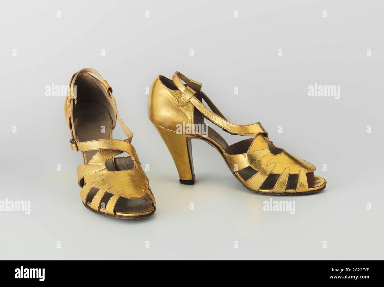 Chaussure pour femme en cuir doré à bout ouvert avec huit pneus en forme de  tong reliant la semelle à la page de couverture. Chaussures pour femmes ou  sandales en cuir doré