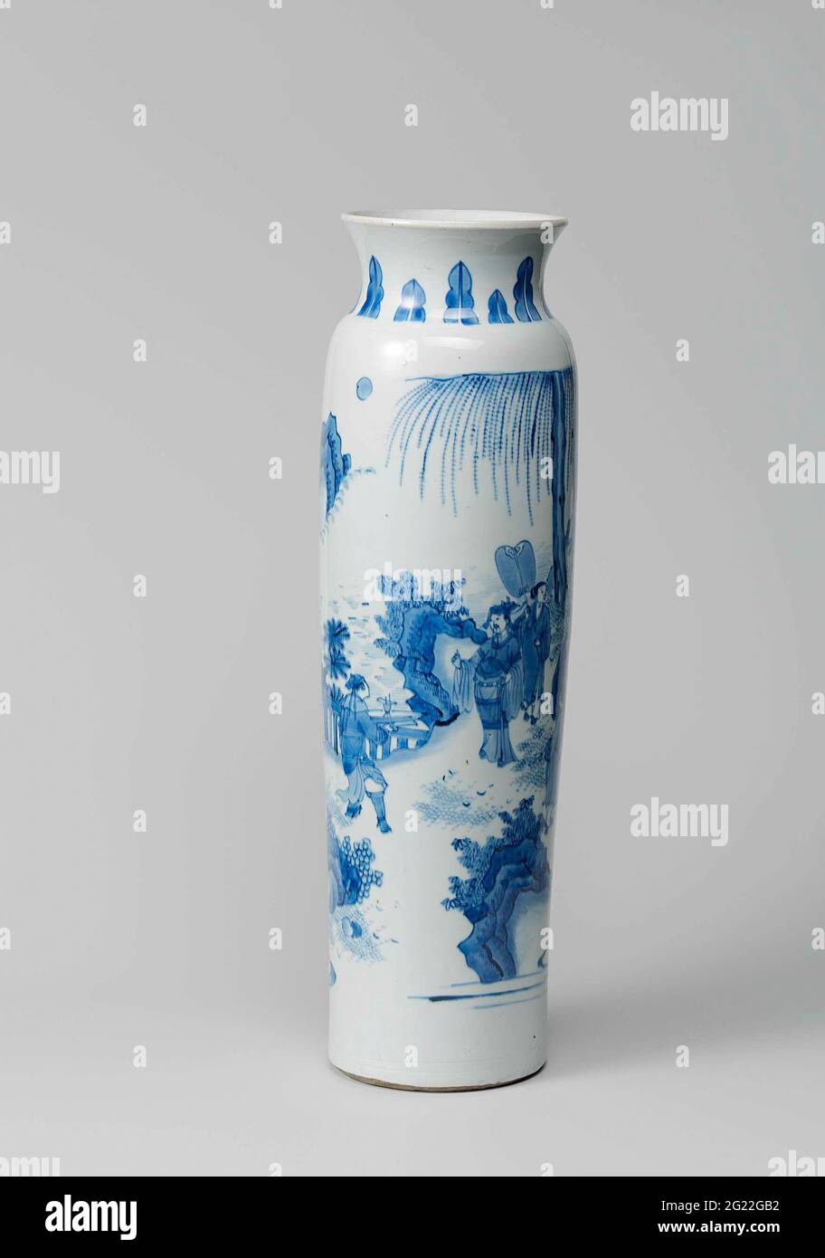 Vase (fauteuil roulant) avec une entreprise dans un paysage. Vase cylindrique (chariot) en porcelaine à col étalant, peint en bleu sous-glaçure. Sur le mur une capacité de haute qualité dans un paysage avec quatre serviteurs avec des turbines derrière lui. Un homme offre un vase (brûleur à encens?) Sur un plateau à l'associé de haute qualité. Les rochers, le saule et les plantes sont dans le paysage. Un pneu avec des motifs en feuilles pointues sur le cou. Le fond n'est pas vitrifié. Porcelaine de transition. Banque D'Images