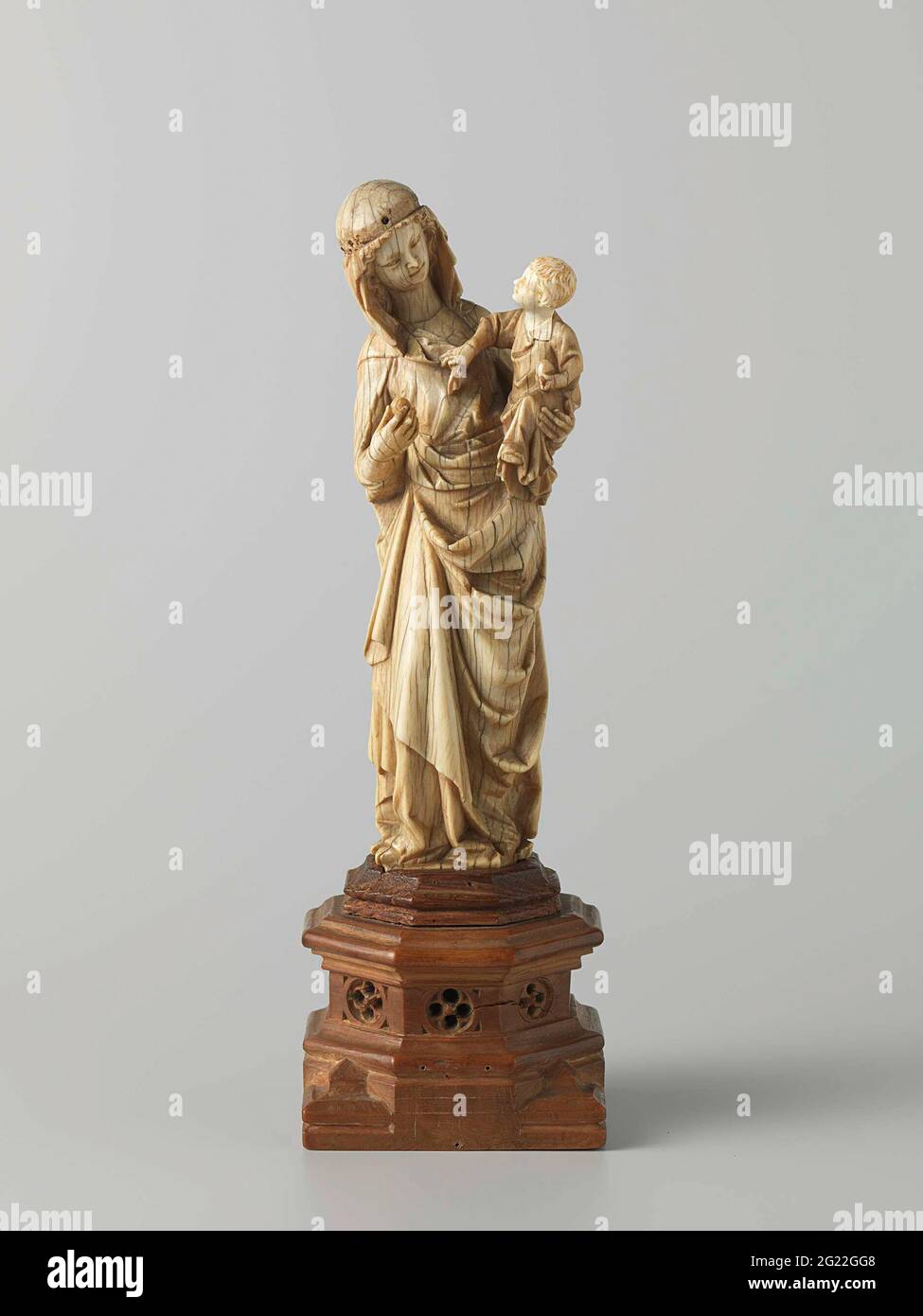 Vierge et enfant. Bien que la tête du Christ soit absente, cette élégante statue  est l'un des plus importants ivoires du Rijkmuseum. C'est un exemple rare  de la première phase de la