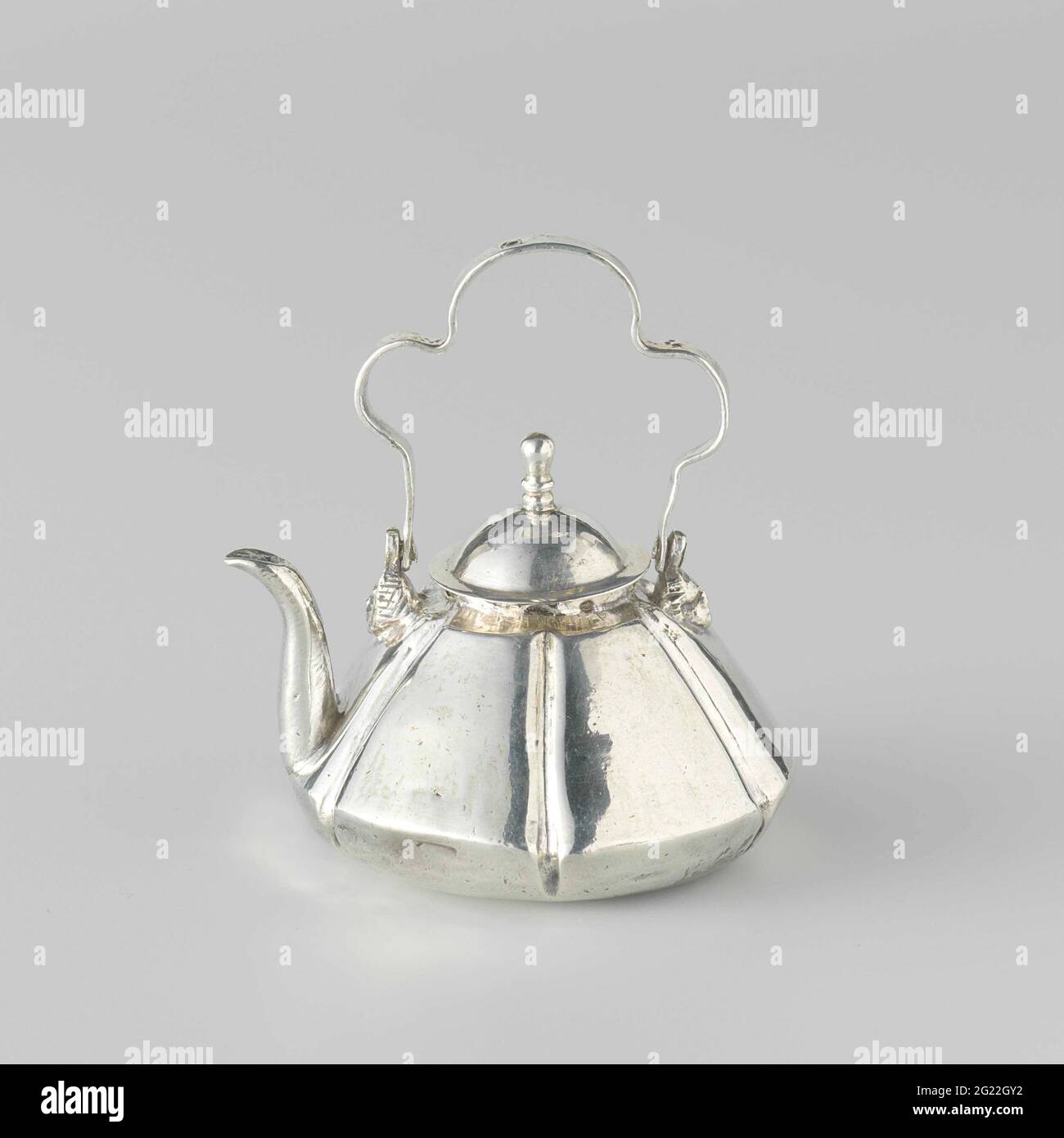 Chaudière. Chaudière ronde à base large et inclinée vers le haut. La poignée est enfoncée, le couvercle est voûté et comporte un bouton profilé. La paroi de la chaudière est en palourdes six-spempety. Le bec est en forme de S. La chaudière a été marquée : STK. = Amsterdam, Montana. = attribué à Abraham Effemans, une hache et un O. couronné Banque D'Images