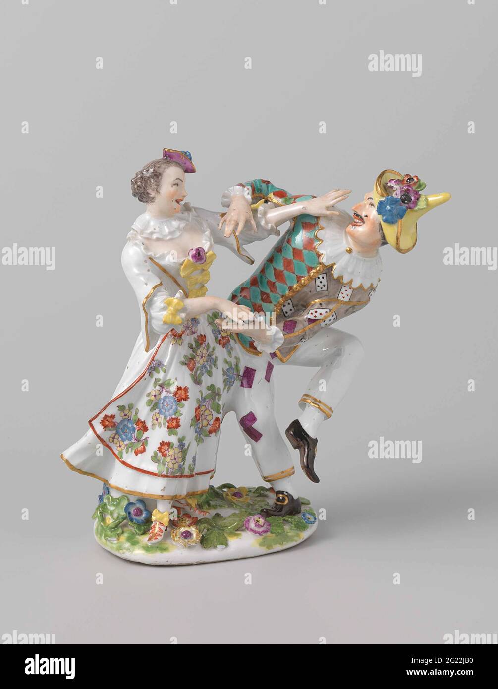 Harlequin et Columbine. Harlequin et Columbine sont des figures boursières du Commedia dell’Arte, une forme de théâtre italien dans lequel les mêmes personnages reconnaissables jouent un rôle dans différents croquis. Ces spectacles étaient extrêmement populaires au XVIIIe siècle. Les personnages principaux se reproduisent dans une variété d'objets décoratifs, tels que ce groupe de figures, qui a été modélisé par Johann Joachim Kändler. Banque D'Images