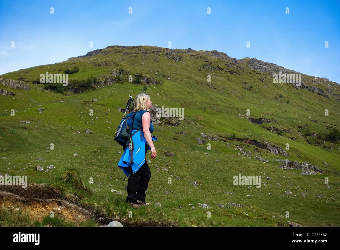 Un marcheur sur les pentes de la montagne Munro de Beinn Tulaichean près de Crianlarich, Écosse Banque D'Images