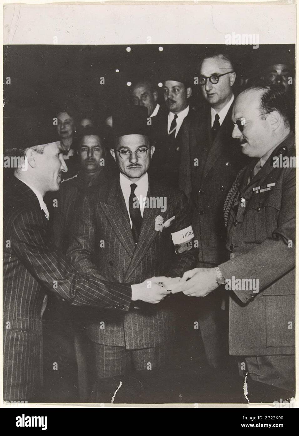 Le roi Farouk présente le prix des écrans de match du Caire; le roi Farouk présente les prix d'escrime. Banque D'Images