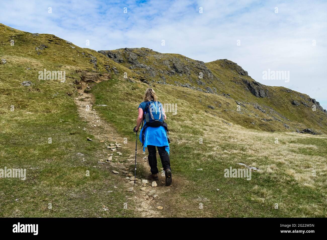 Un marcheur sur le chemin jusqu'à la montagne Munro de Cruach Ardrain près de Crianlarich, en Écosse Banque D'Images