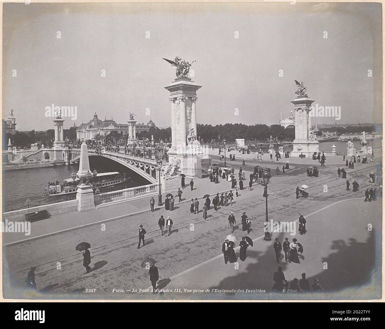 Alexandre III Pont de Seine, Parijs; 2347 le Pont Alexandre III, une vue prise de l'Esplanade des invalides. Banque D'Images
