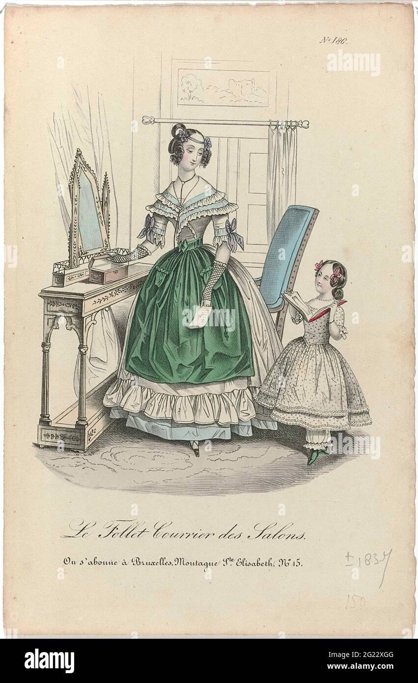 Le Follet courrier des Salons, édition Bruxelles, vers. 1837, n° 186. Femme, debout à une coiffeuse de style gothique, avec une lettre à la main. À côté d'elle est une fille avec un livre ouvert dans les mains. La femme est vêtue d'un caillot à manches demi-longues. Tablier vert avec deux sacs. La fille porte une robe à pois sur un pantalon long (Bloomers). Imprimé du magazine de mode le Follet Courriet des Salons, Edition Bruxelles, (1834-1836). Banque D'Images