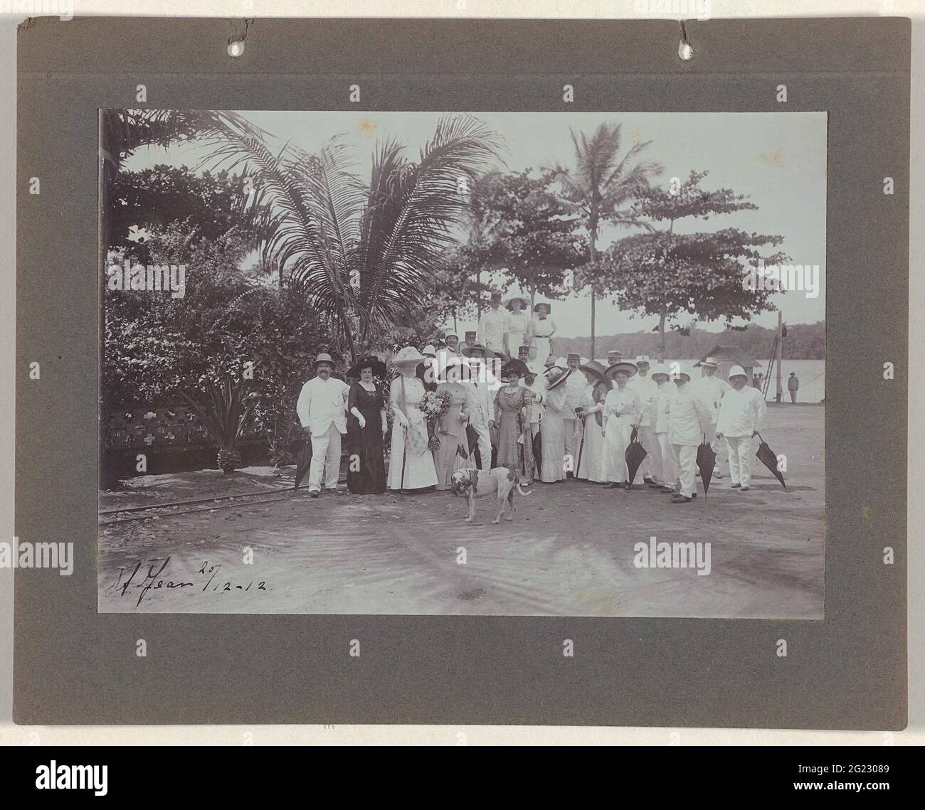 La compagnie pose par rivière à Saint Jean. Portrait de groupe d'une compagnie qui pose sur le fleuve à Saint-Jean-du-Maroni à Frans Guyana le 20 décembre 1912. Partie d'un groupe de photos de la famille Boom-Gonggrijm au Suriname. Banque D'Images