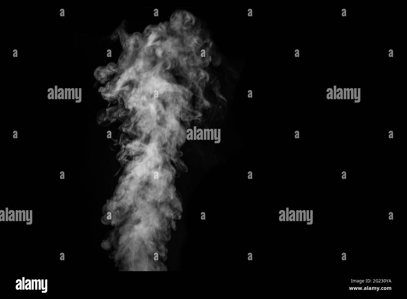 Vapeur ou fumée blanche et mystique parfaite isolée sur fond noir. Flou de fond abstrait ou smog, élément de conception, mise en page pour collages. Banque D'Images