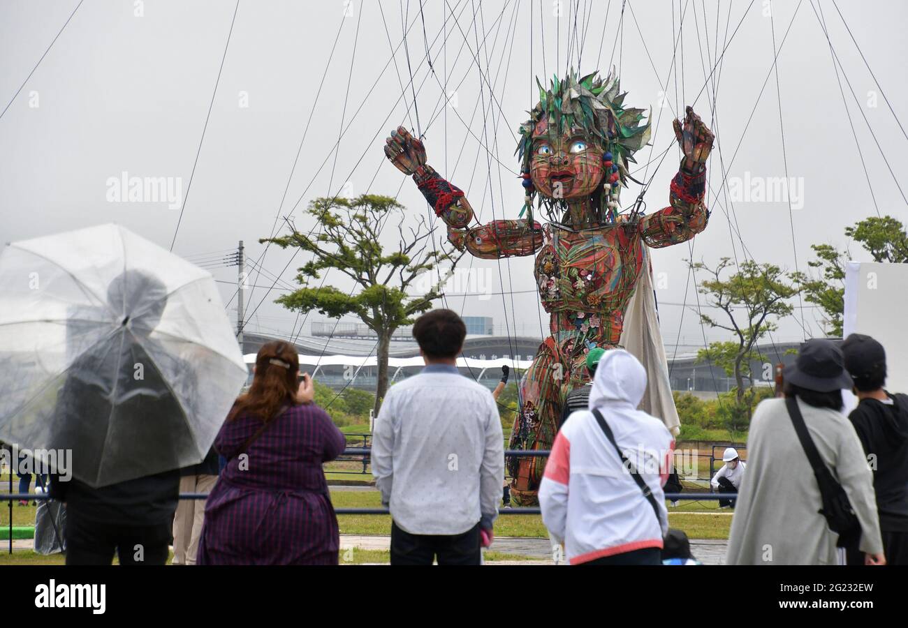 Les artistes contrôlent la marionnette géante 'MOCCO' lors d'un événement Redécouvrez Tohoku - le voyage de MOCCO de Tohoku à Tokyo au parc Ainokama de Millennium Hope Hills à Iwanuma, préfecture de Miyagi, Japon, le 22 mai 2021. Credit: AFLO/Alay Live News Banque D'Images